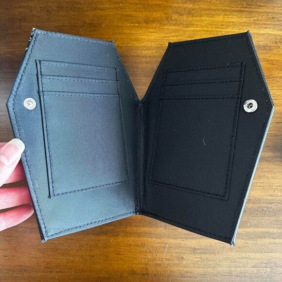 New Beetlejuice Glow in The Dark NEVER TRUST THE LIVING Wallet - Picture 3 of 5